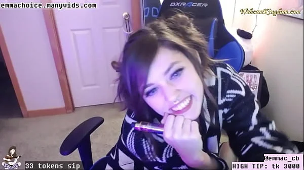 Skinny streamer flashing tits and ass on webcam