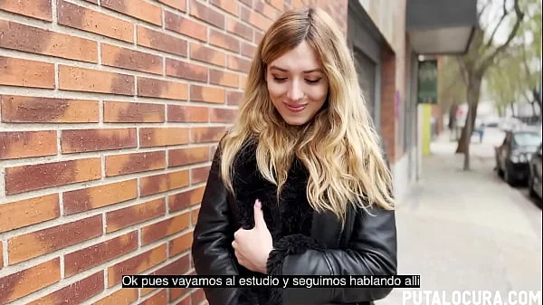 Adorable rubita es seducida en la calle con dinero para hacer sexo